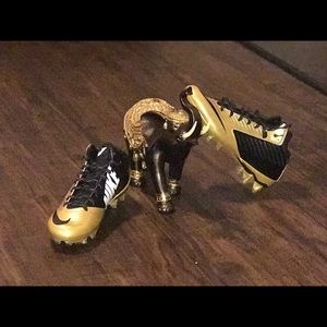 NWOT/ Black & Gold /white Nike logo size men’s 9.